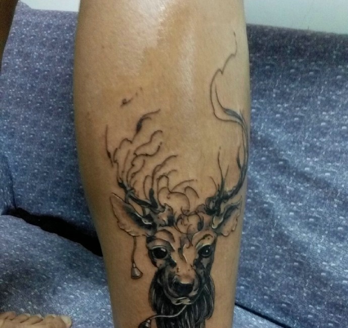 腿部可爱动人的黑白小鹿纹身图案