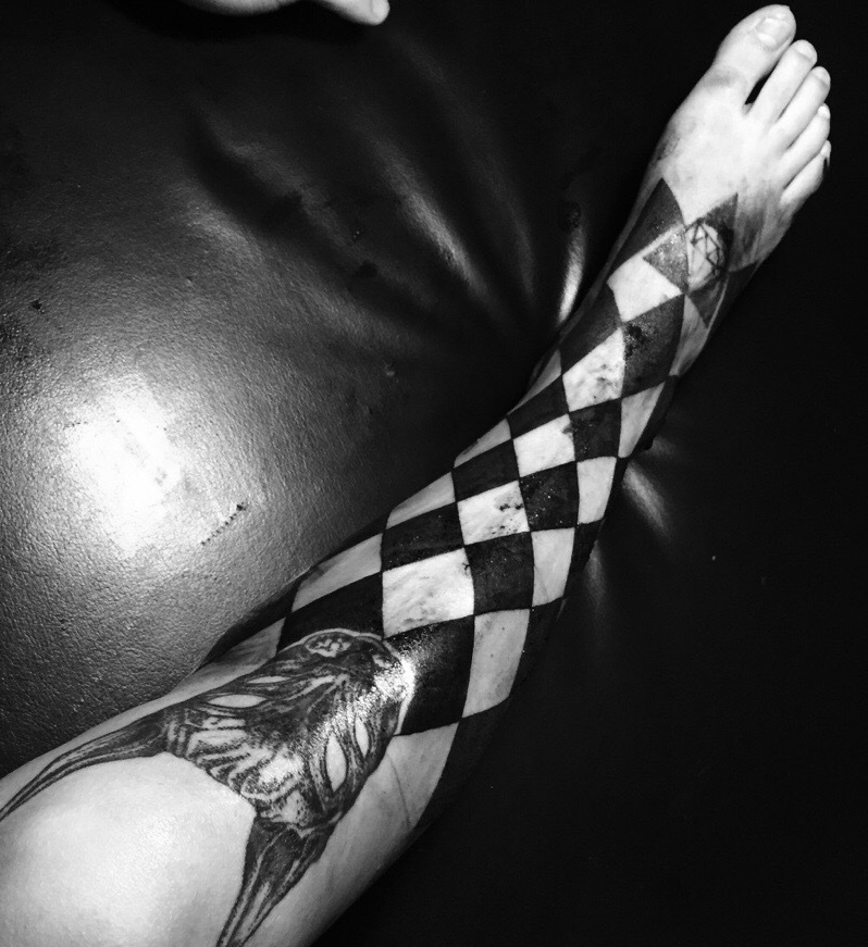包小腿经典十足的格子图案纹身刺青