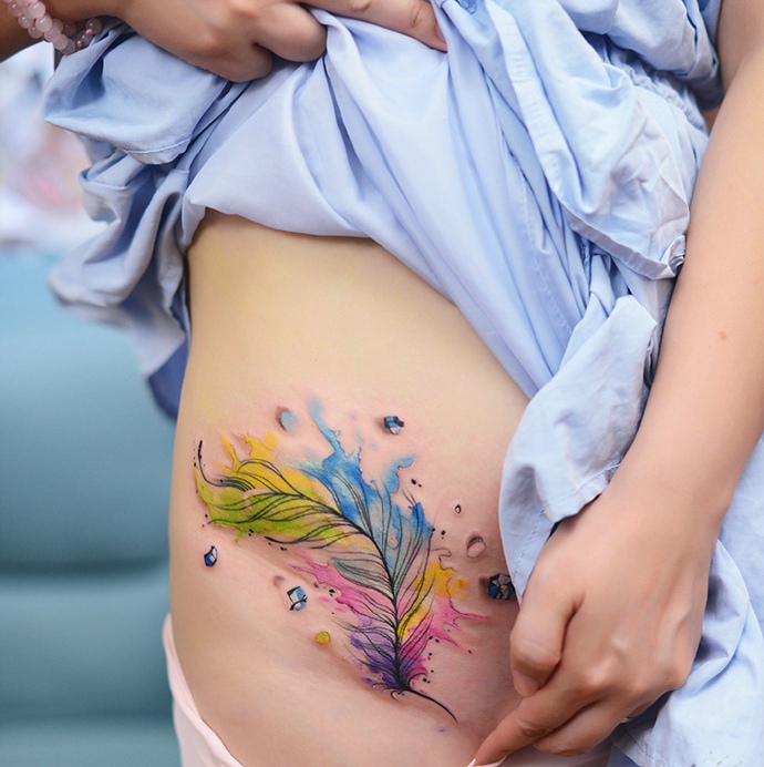 能够遮盖疤痕的腹部彩色羽毛纹身图案