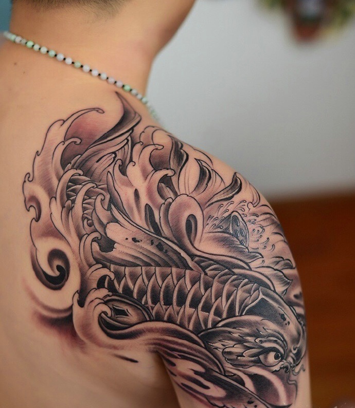魅力具有诱惑的肩部鲤鱼纹身图案