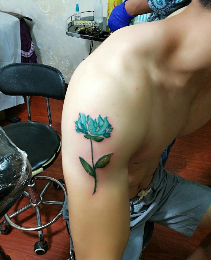 男人也能架势的了手臂花朵纹身图案