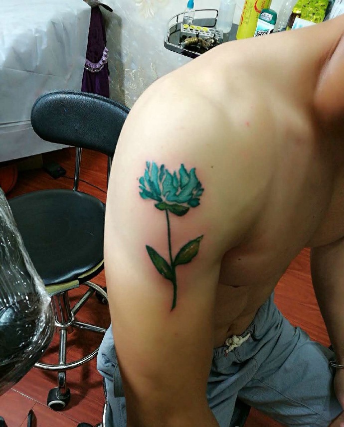 男人也能架势的了手臂花朵纹身图案
