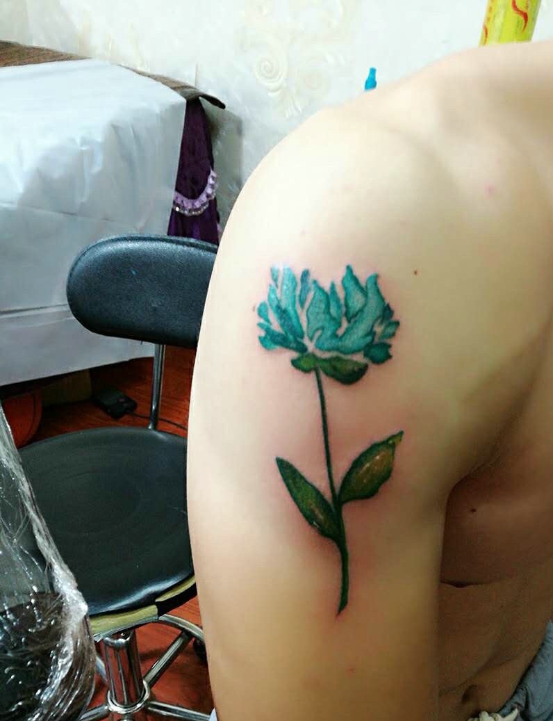 男人也能架势的了手臂花朵纹身图案