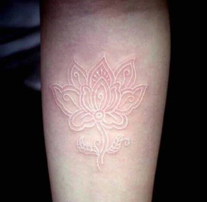 隐约的手腕隐形花朵纹身图案显低调