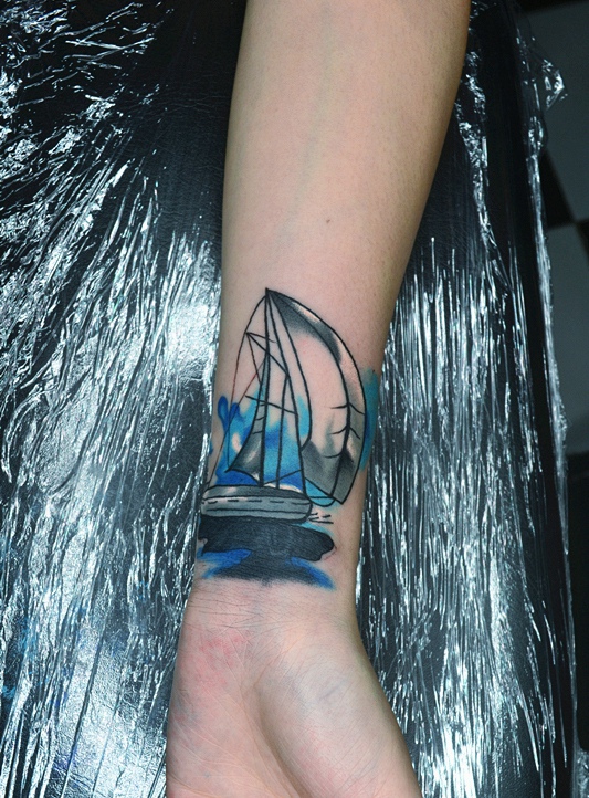 手腕迷你款的小帆船纹身图案