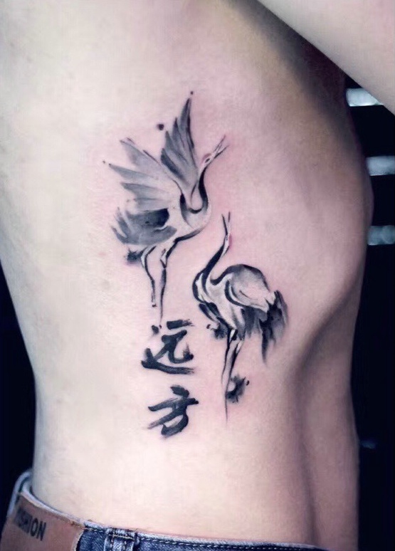 正在高歌的一对天鹅情侣侧腰部纹身图案