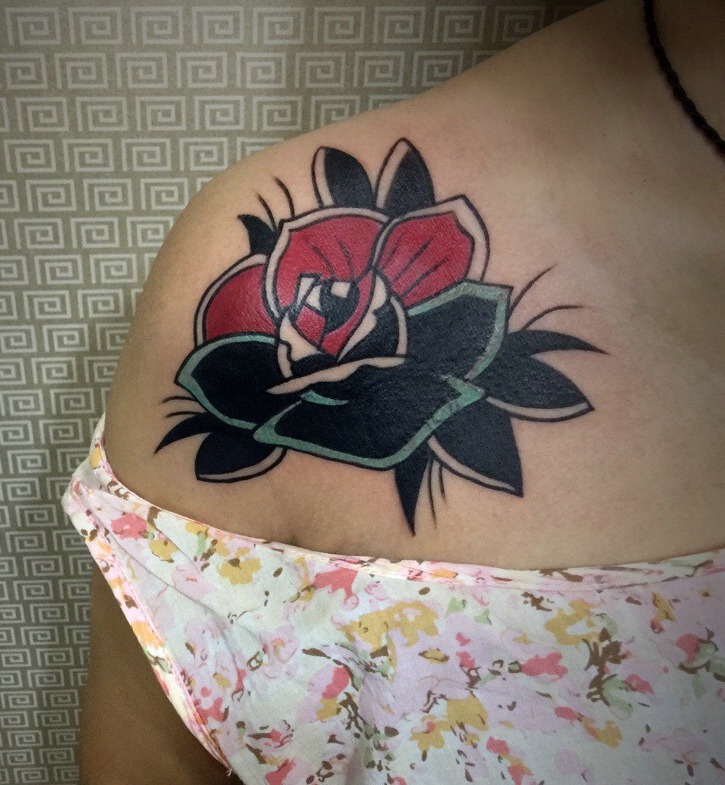 适合女生的两款不同花朵纹身图案