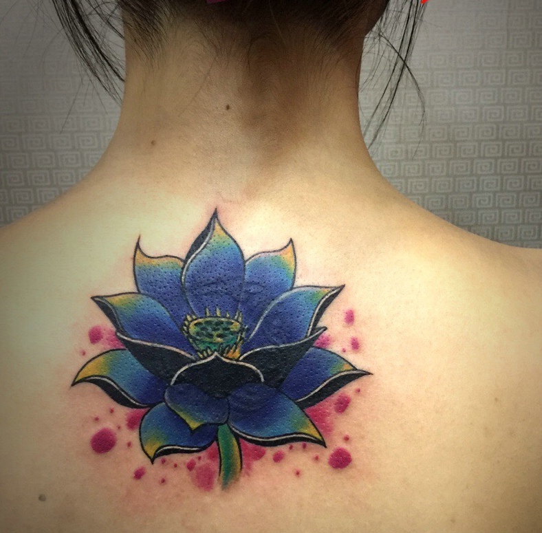 适合女生的两款不同花朵纹身图案