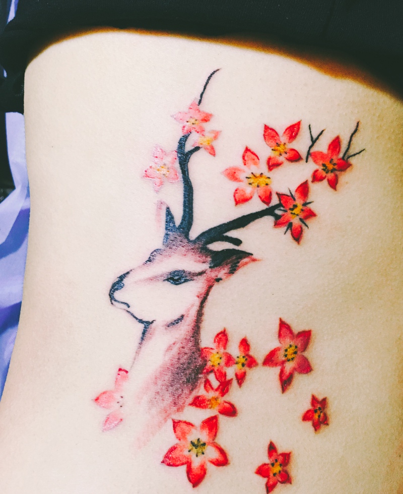 遮盖后背的五角星花朵与小鹿纹身图案