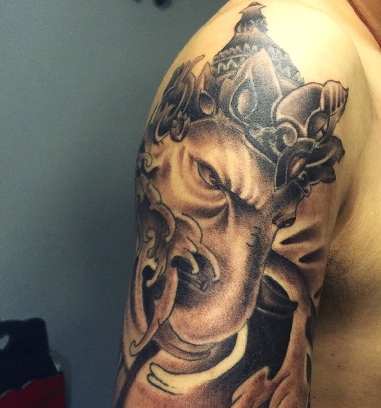 经典有范的大臂黑灰大象神纹身图案