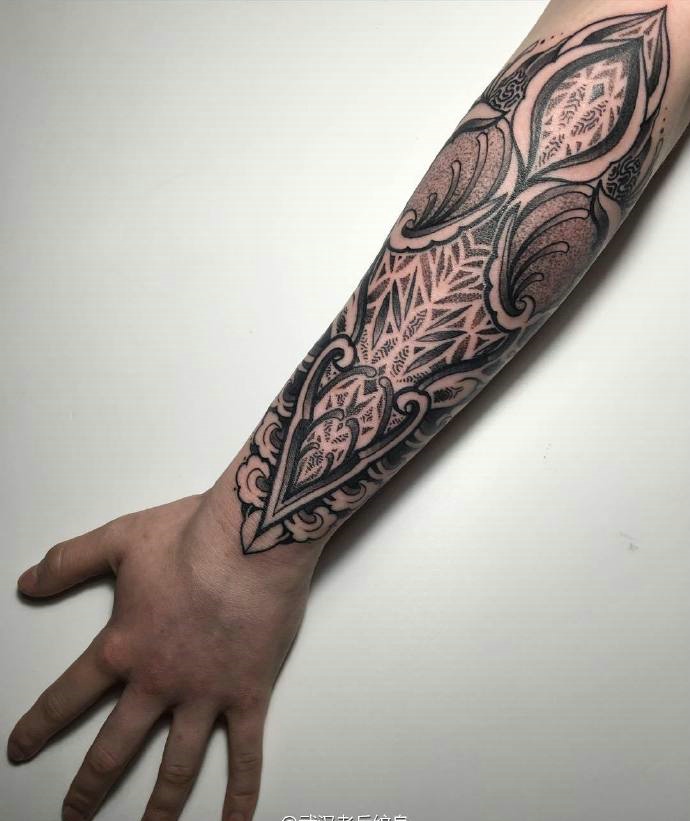 一组具有男人味的手臂图腾纹身图案