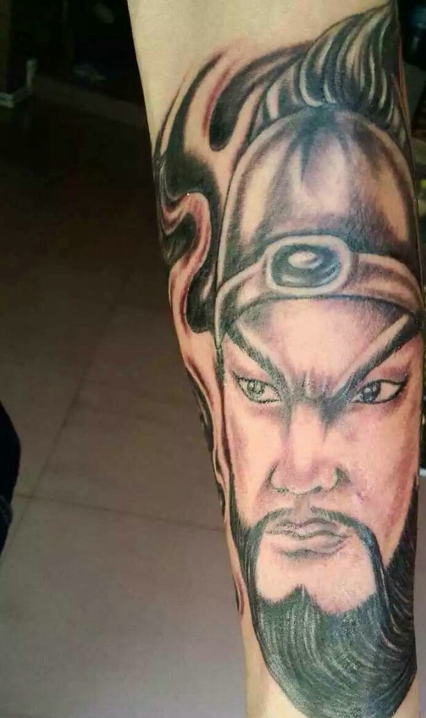 帅气十足的手臂经典关公纹身图案