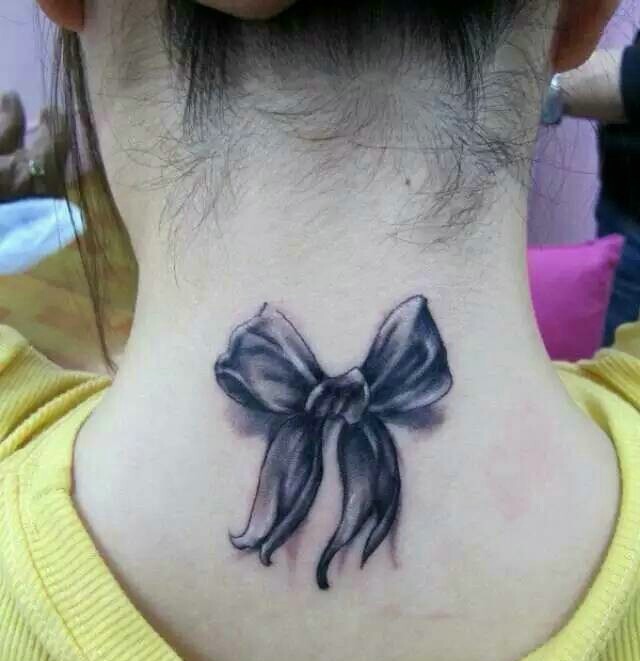 黄衣女子脖子身后的3d蝴蝶纹身图案