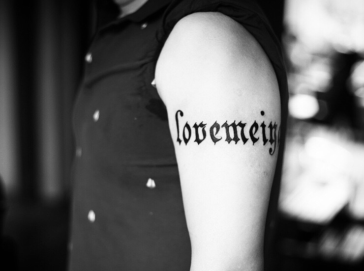 大臂简单有个性的英文单词纹身刺青