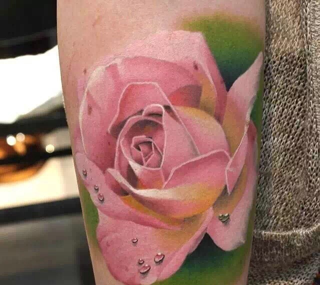 一组鲜艳各色花朵纹身图案让女人更加迷人