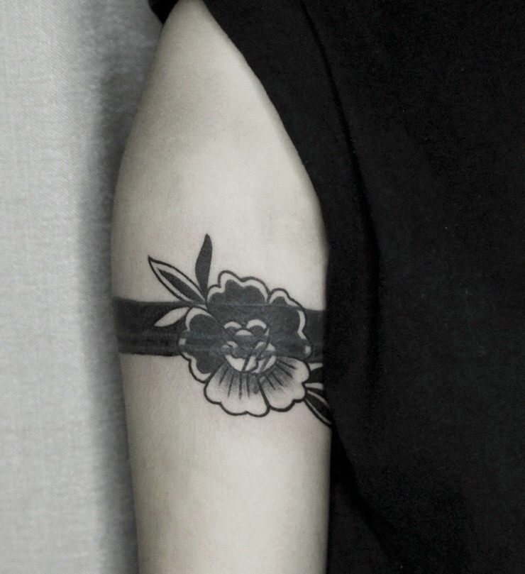 个性有范的手臂花朵纹身图案
