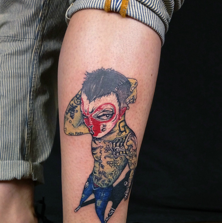 小腿处艺术感十足的小伙子纹身图案