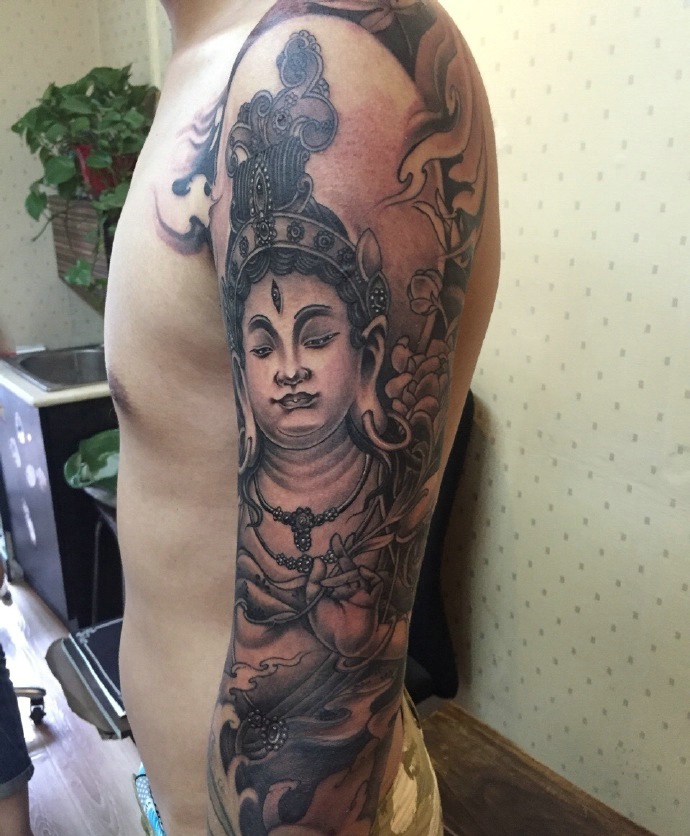 手臂经典佛像纹身图案回头率很高