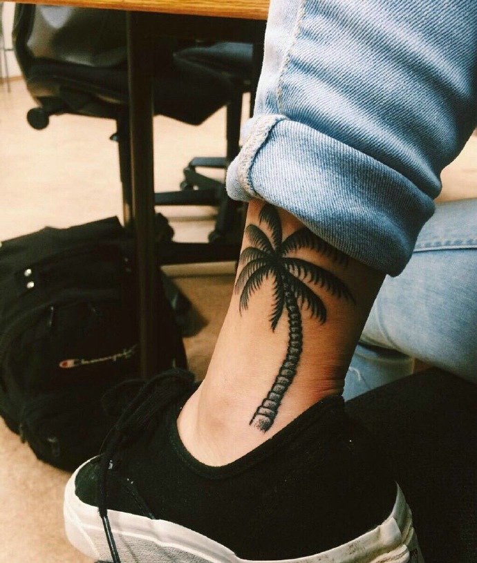 隐藏在男生小腿部的椰子树纹身图案