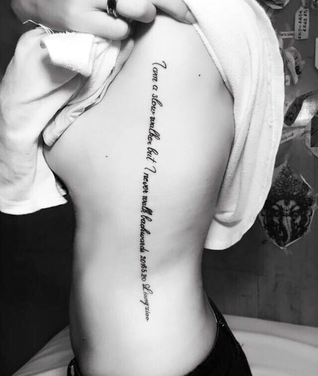 侧腰部笔直的小清新英文纹身图案