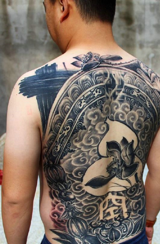 个性张扬的满背帅气的图腾纹身图案