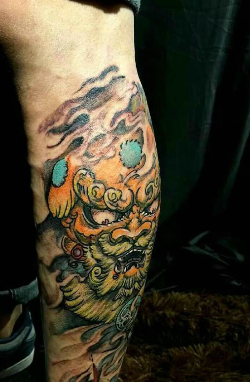包小腿传统彩色天降雄狮纹身图案