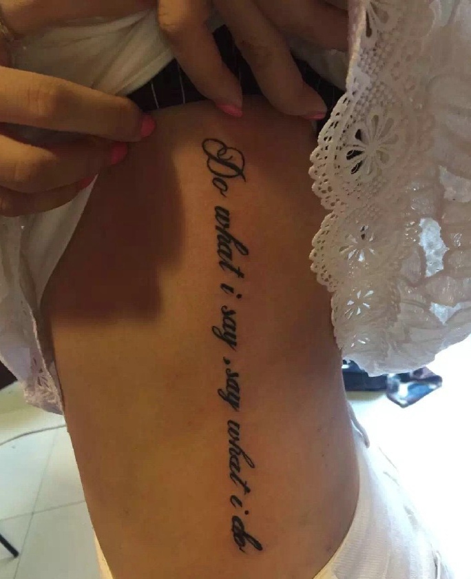 小蛮腰上的性感小清新英文纹身刺青