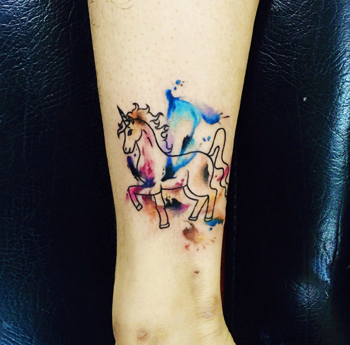 一匹俊俏楚楚可爱的小马纹身图案