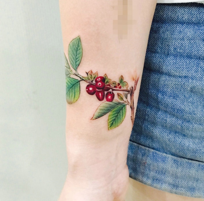 长在树枝里亮丽的手臂樱桃纹身图案