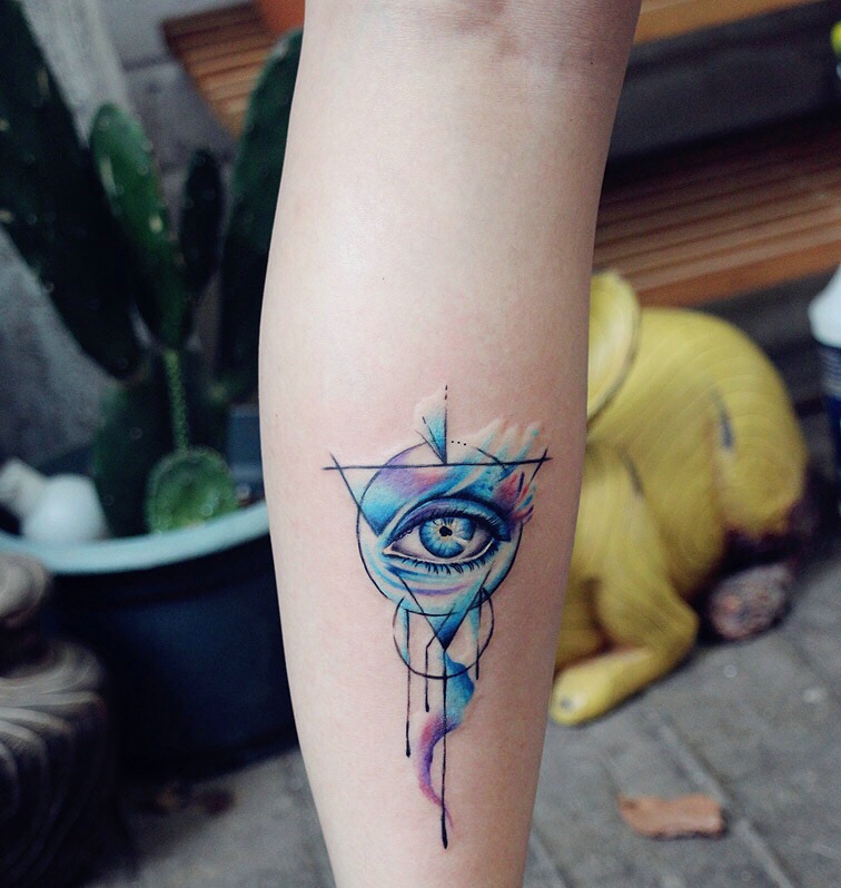 小腿外侧精致的水彩上帝之眼纹身图案