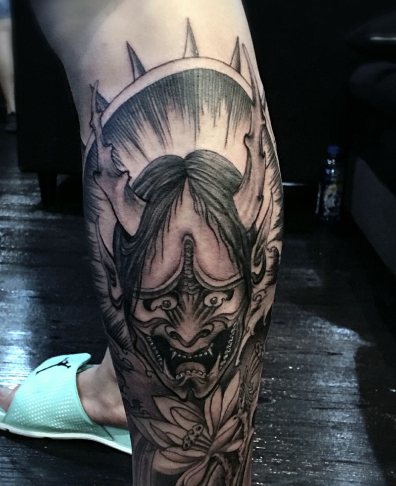 包小腿经典十足的黑灰般若纹身图案