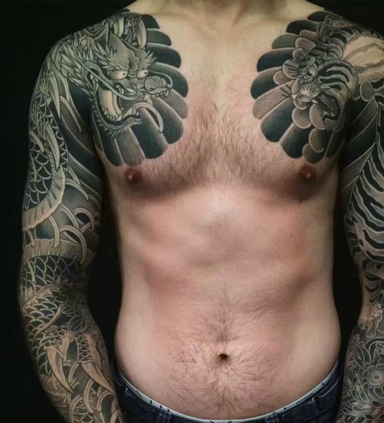 双半甲邪龙纹身图案让你魅力上升