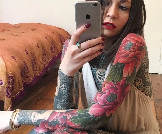 私房中的妖娆女神满身性感纹身刺青