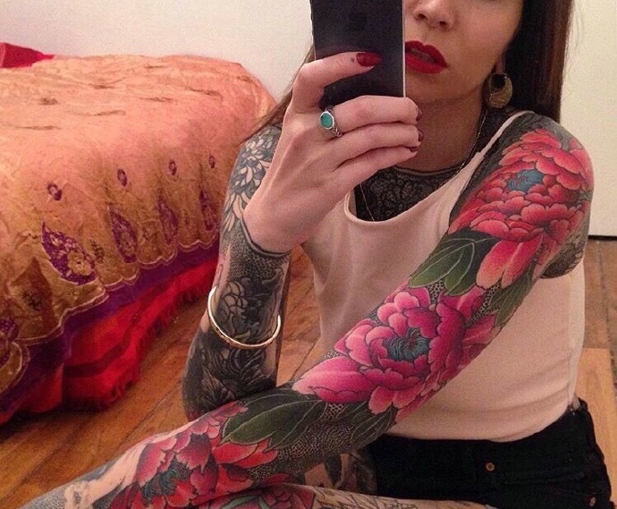 私房中的妖娆女神满身性感纹身刺青