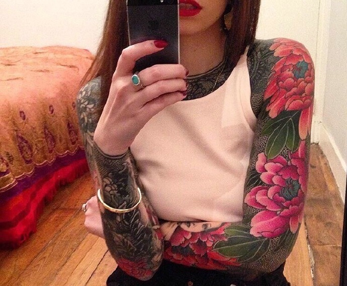 私房中的妖娆女神满身性感纹身刺青