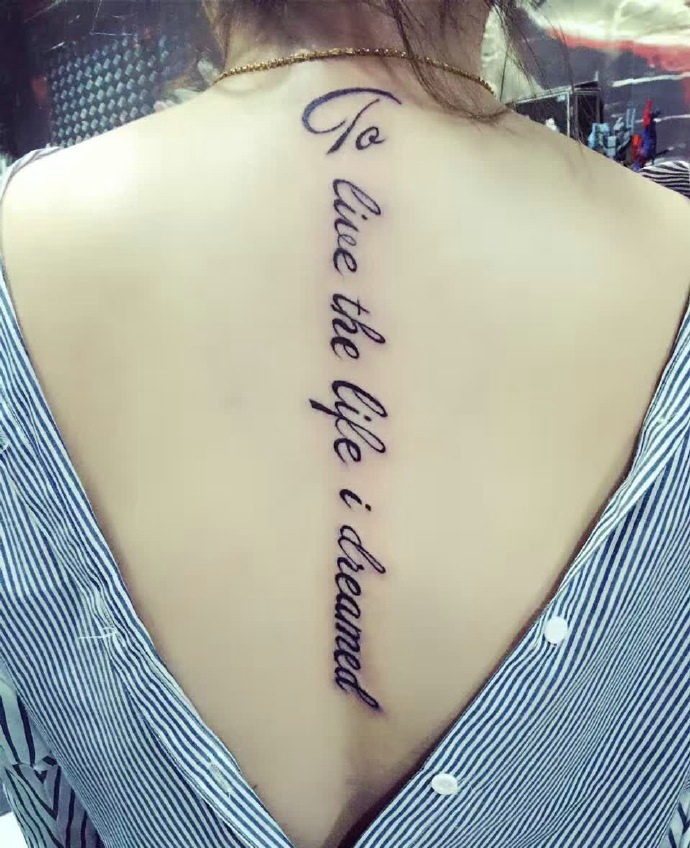优雅女生脊椎部英文纹身图案