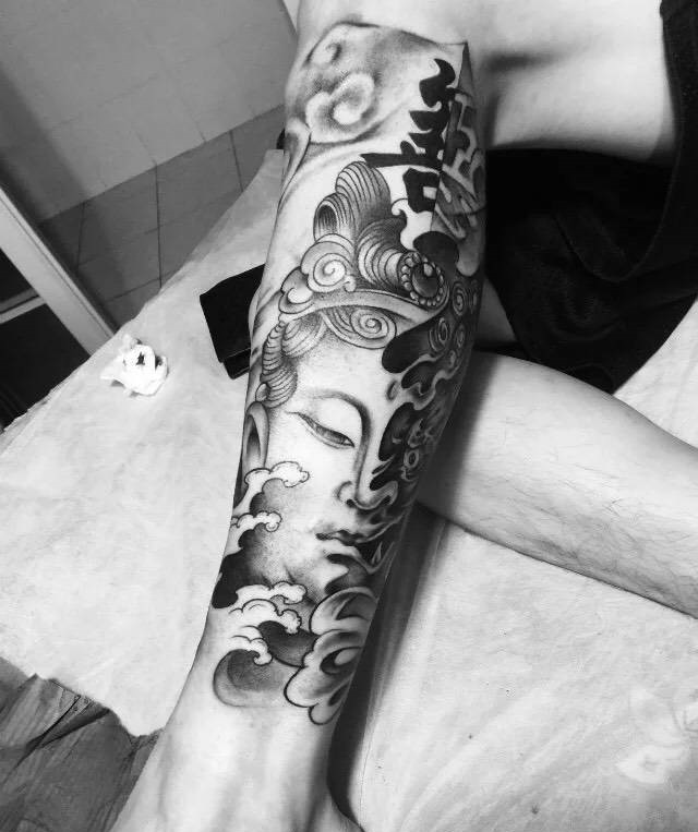 精致的手臂黑灰佛像纹身图案