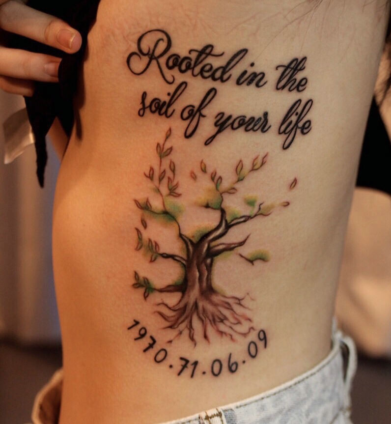 一朵大树与英文一起的侧腰部纹身图案