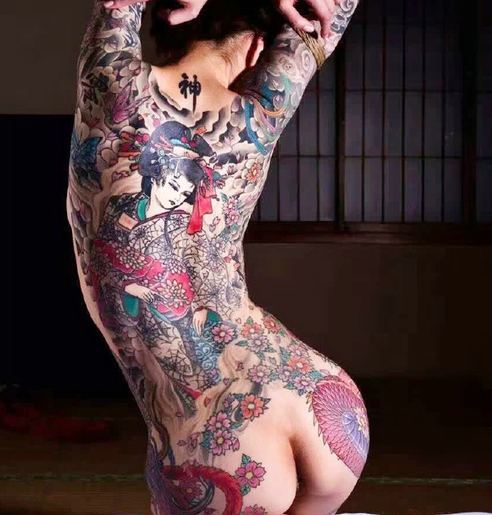 满背一枚古代美女纹身图案很妩媚