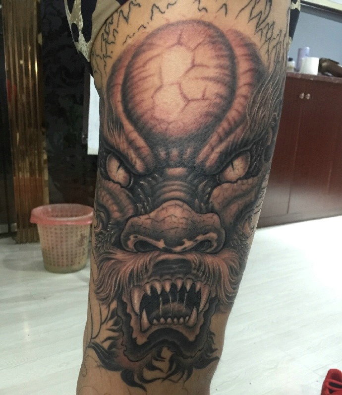 经典盘腿黑灰邪龙纹身图案帅爆了