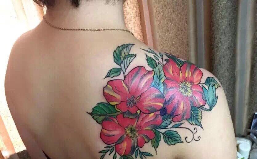 香肩花朵纹身图案散发着香味