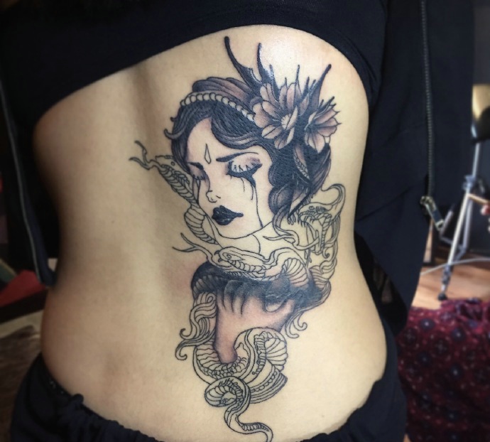 腰部款福灵精怪的图腾纹身图案