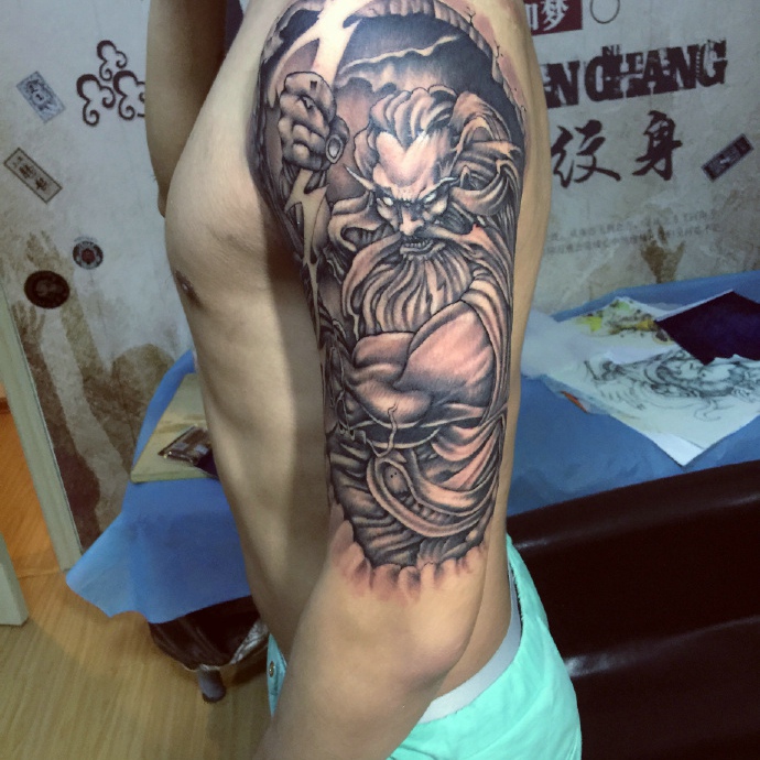 手臂完美霸气的黑白雷神纹身图案