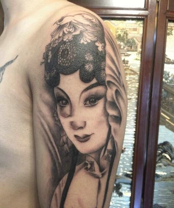大臂传统黑灰花旦纹身刺青很别致