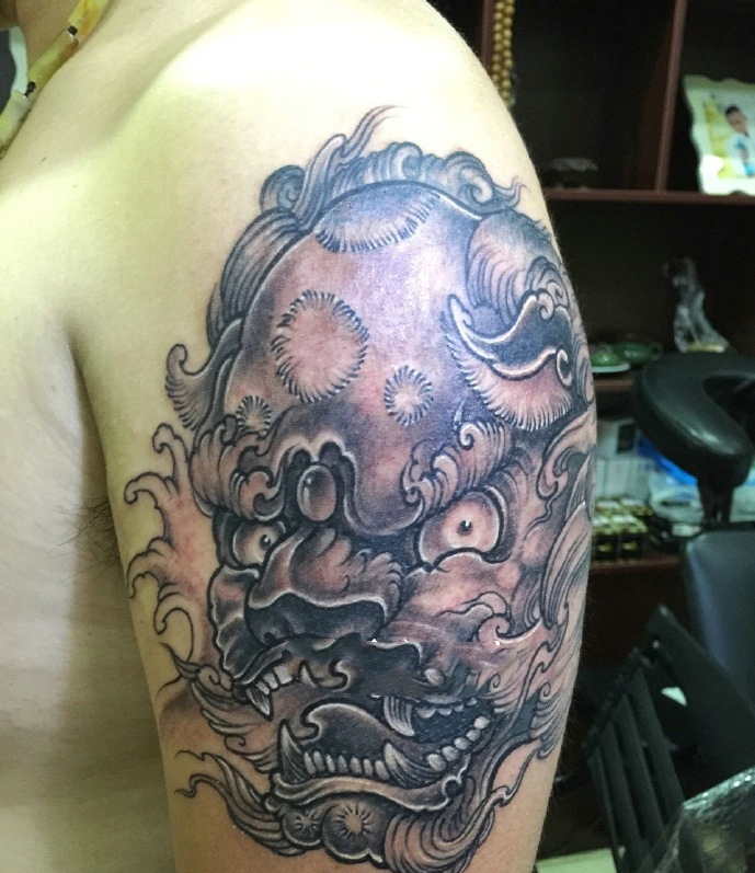 大臂经典有型的黑白唐狮纹身图案