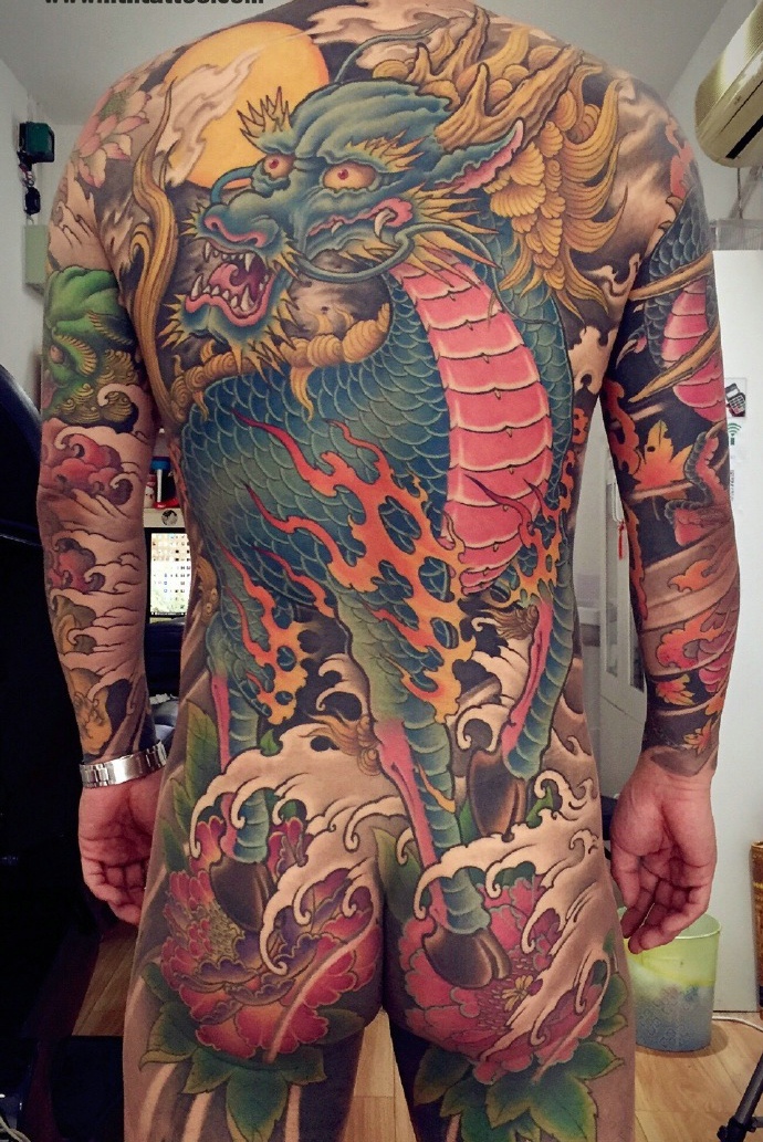 炫酷无比的满背彩色邪龙纹身图案