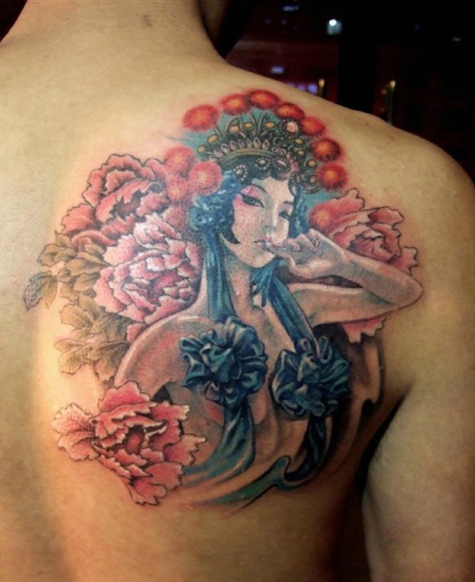 遮盖半边背部的性感花旦纹身图案