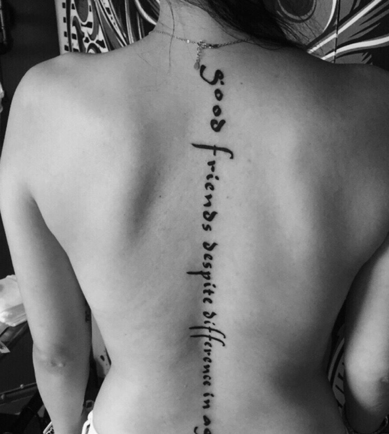脊椎部优雅性感的英文纹身刺青