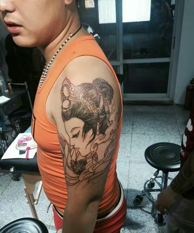 男士手臂一枚动漫美女纹身图案