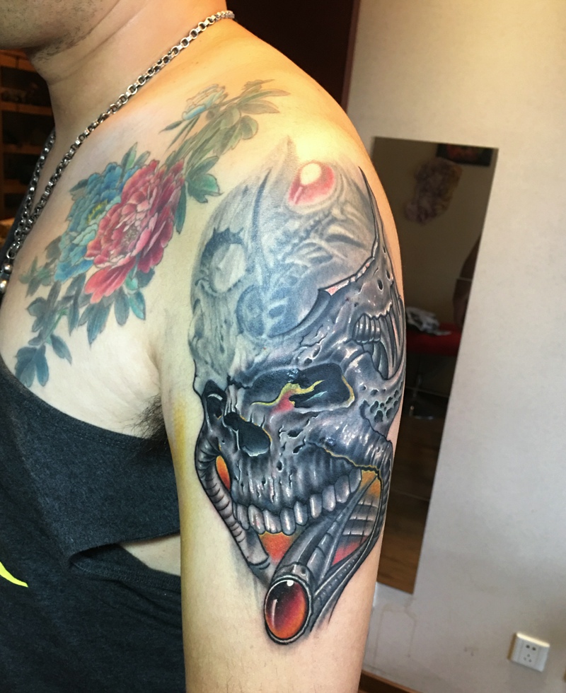 胸前花朵与手臂骷髅结合的纹身图案